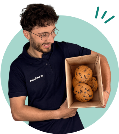 Homme tenant une boîte avec cookies, image humoristique sur les cookies web
